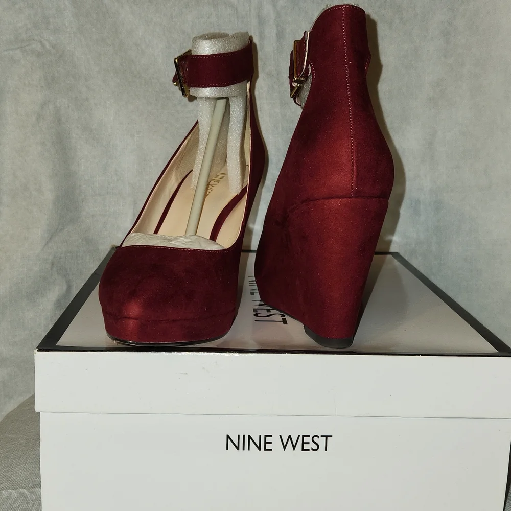 Pumps - Picture 2 of 6